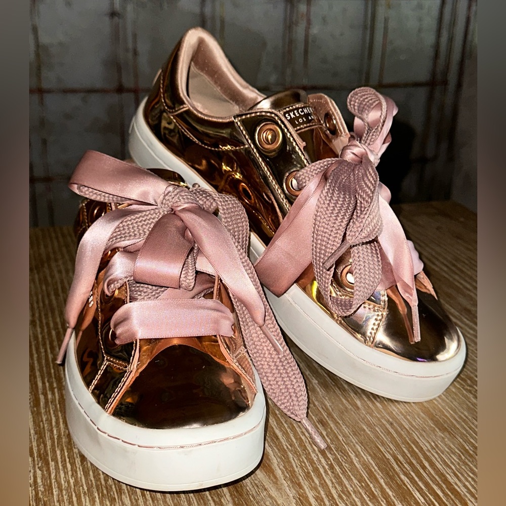 Rose Gold Faux Patent Leather Skecher Street•Los Angeles Sneaker Size 9.5 🩷